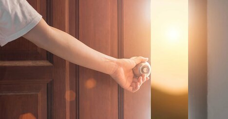 【SNSで「感動…！」と話題】ドブネズミは雨に濡れた仲間を自分の家に招き入れる