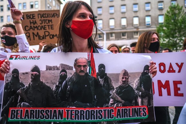 ベラルーシ強制着陸、反体制派に伸びる独裁者の手