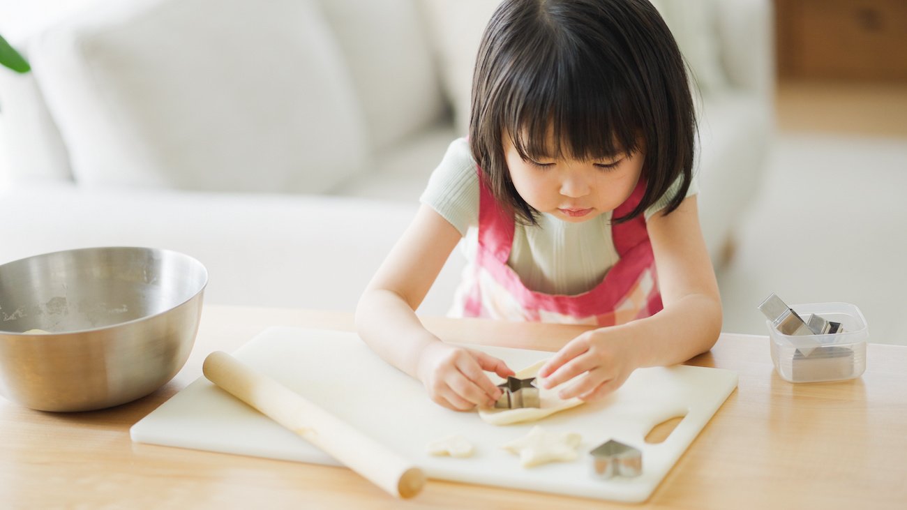 【小児科医が教える】「幼い頃から料理する子、しない子」。成人後に表れる違いとは