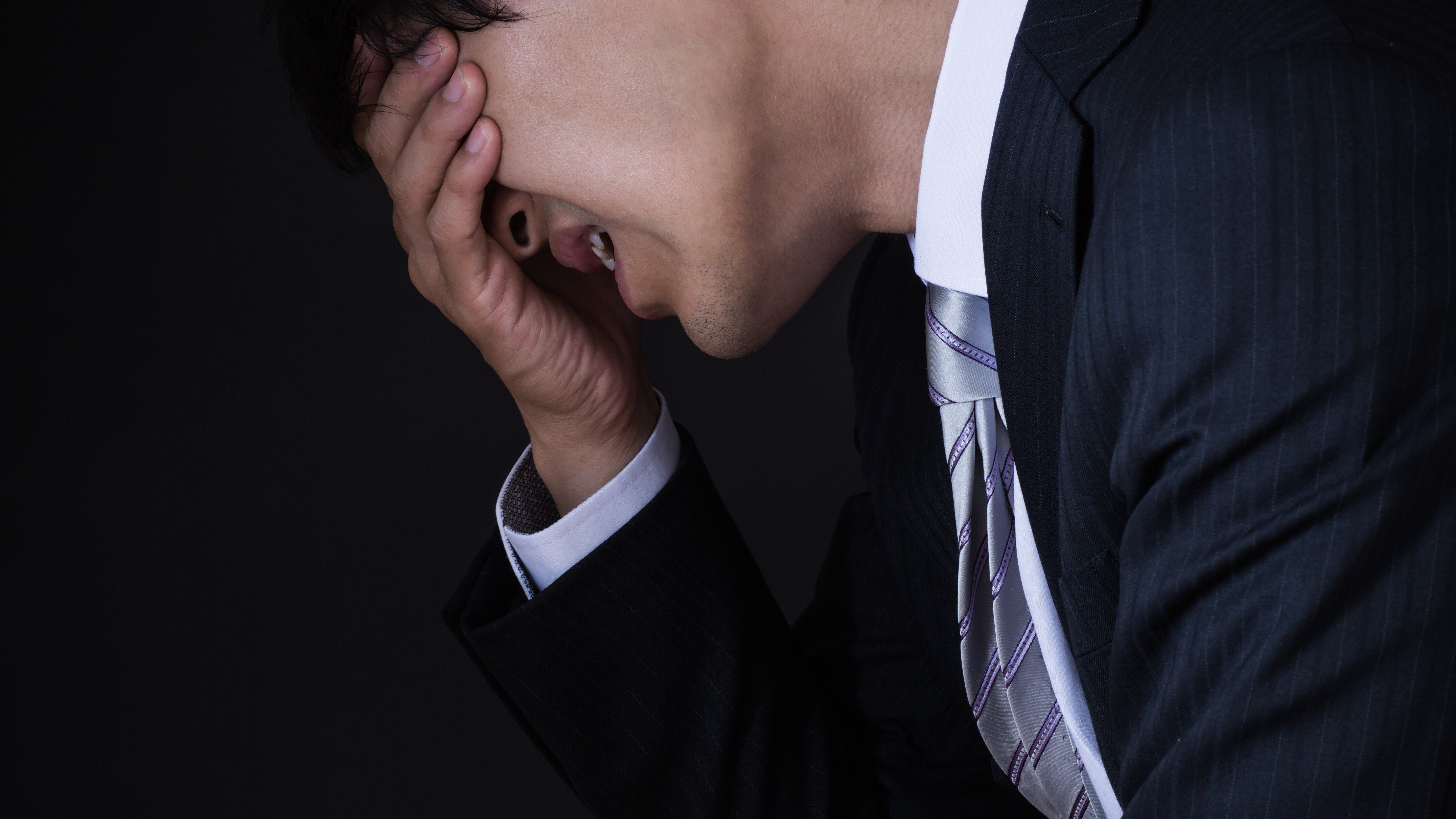 人生で後悔することランキング第2位は「働きすぎなければよかった」。では、誰もが納得の「第1位」は?