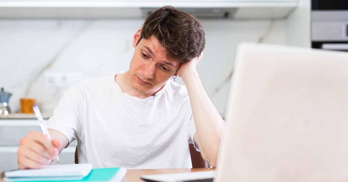 レポートを書く男性