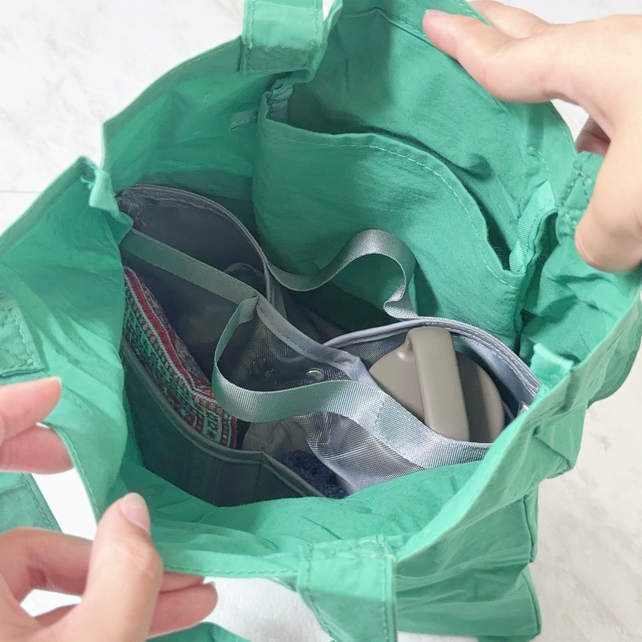 「早く買えば良かった」「2色とも購入」3COINSの“仕分けポーチ”でバッグのごちゃごちゃを解消できた！「軽くて良い！」「ポケットがないバッグで大活躍」《購入レビュー》