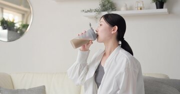 「最近、疲れる…」プロテインはいつどのくらい取ればいい？管理栄養士が“目的別”に解説