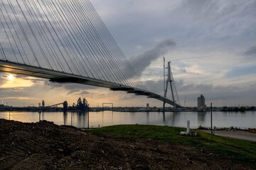 加首相、国境橋巡りトランプ氏と対立解消目指す