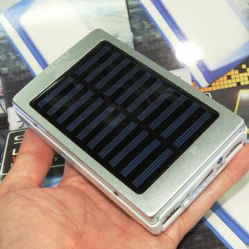 アウトドアに最適そうなソーラー充電機能付きの1480円のモバイルバッテリー