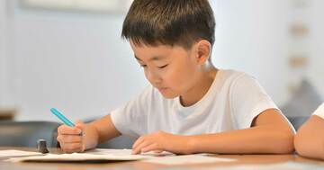 「勉強しなさい！」でも「あきらめる」でもない。子どもが“自習”を始める親の関わり方【小児科医が解説】
