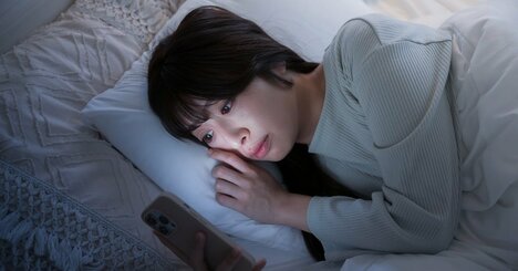 「スマホを見ないと眠れない…」寝る前の悪習慣を断ち切る方法・ベスト1