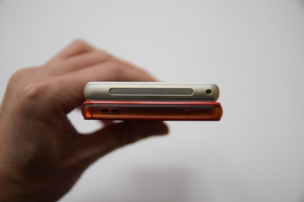 「Xperia Z3 Compact SO-02G」と「Xperia J1 Compact」の大きさを比較