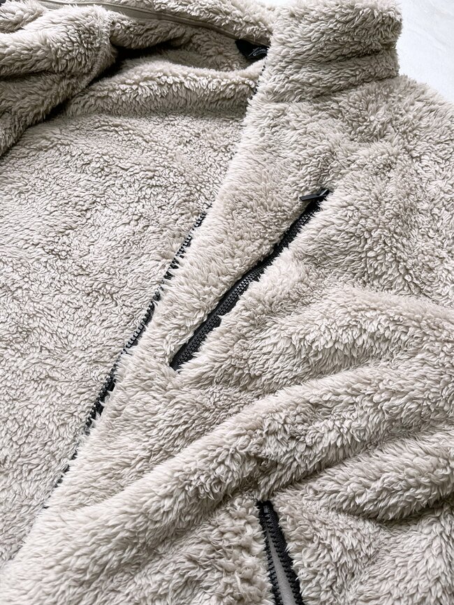 もうマフラーいらないじゃん！ユニクロ新作の“ふわもこジャケット”首元まであったかくて感動…！「デザインがまじで可愛い」「笑ってしまうくらいあったかい！」