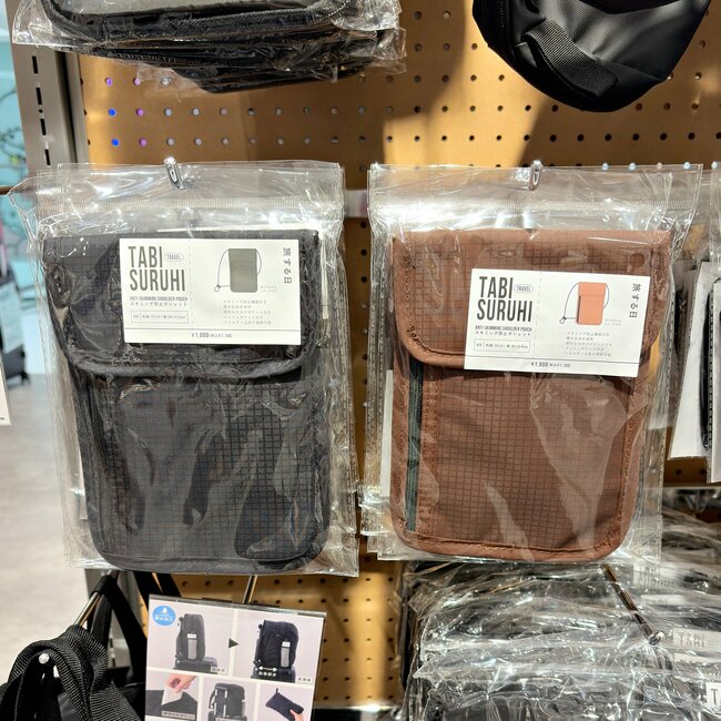 お薬手帳がすっぽり入った！3COINSの“ぺたんこポシェット”お財布いらずで外出できて便利！「扱いやすい」「買い足します！」《購入レビュー》