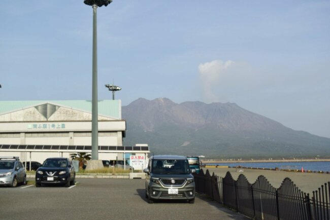 鹿児島市の鹿児島本港南埠頭にて。日本屈指の秘境トカラ列島に向かう「フェリーとしま2」などローカル便の拠点だ。背景の山は言うまでもなく桜島