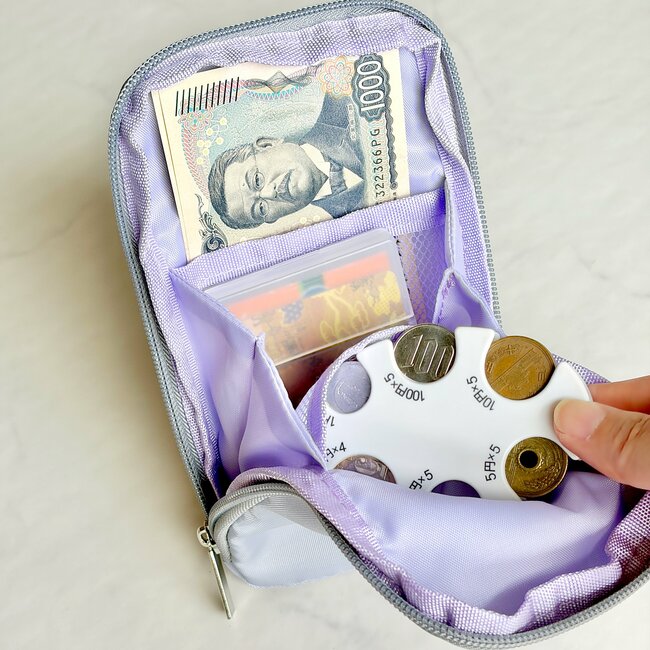 便利すぎて3色まとめ買いした！ダイソーの“財布がわりになるポーチ”お散歩や旅行で大活躍！「ガバッと開いていい」「内ポケットたくさんあって助かる」《購入レビュー》