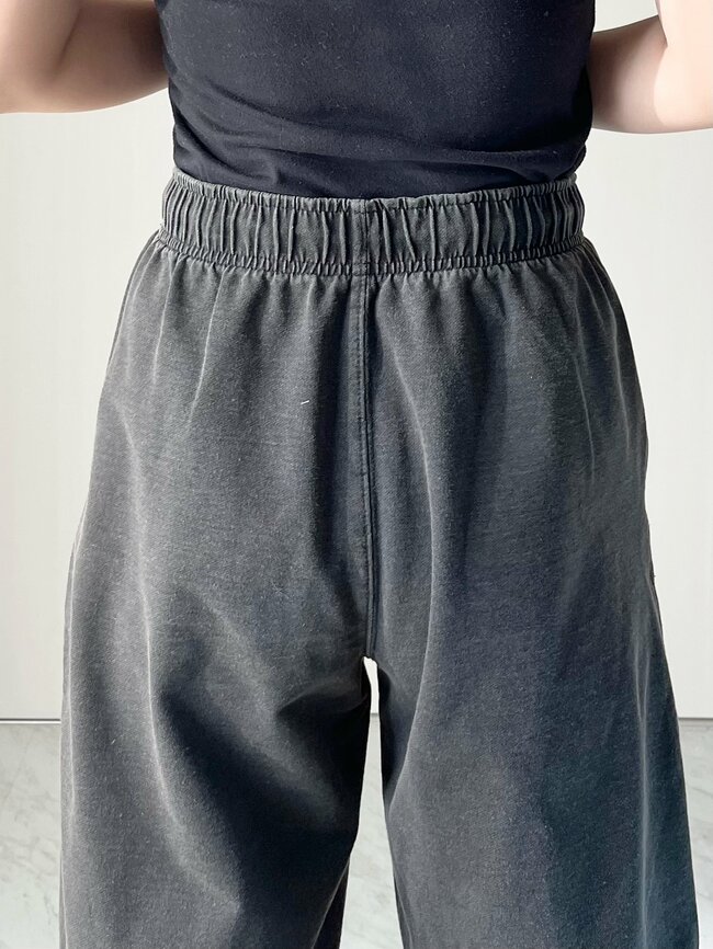 「気に入って2色買いました」GUの“デニムみたいなスウェット”がオシャレなのに楽ちんすぎる!「ダル着っぽくならない」「楽なのでヘビロテしてます!」