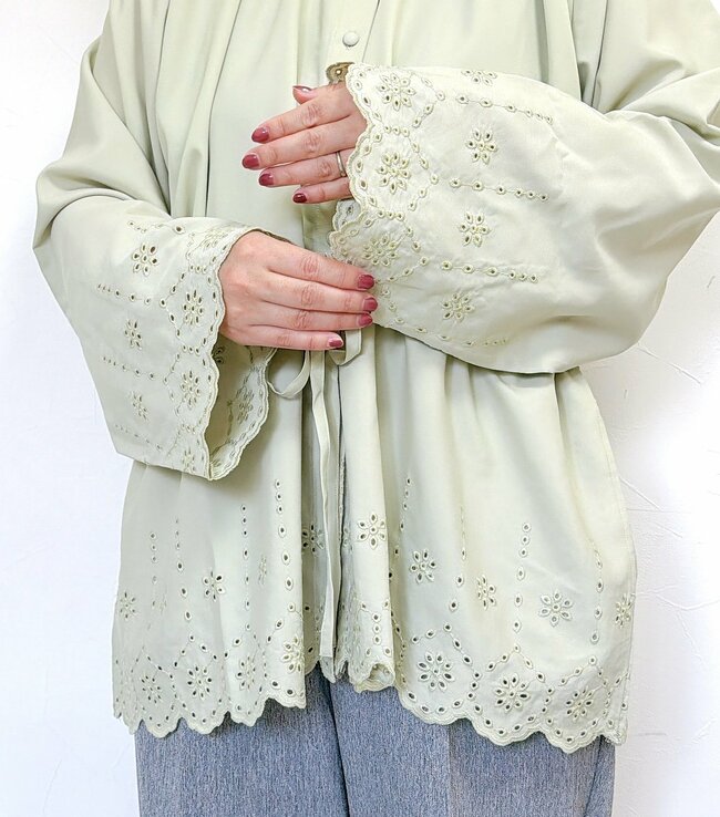 「まさかワークマンでこんな可愛いブラウスに出会えるとは！」1780円の“華やかトップス”ふんわりしたシルエットが素敵！「とても可愛いデザインで気に入りました」「サラッとしていて着心地よいです」