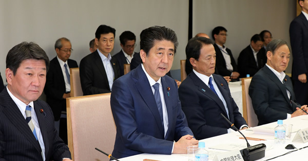 経済財政諮問会議で発言する安倍総理