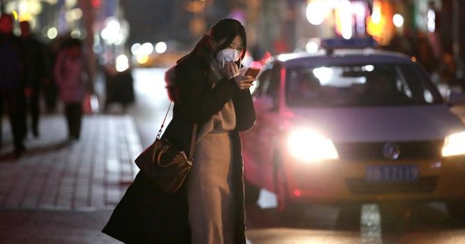 マスクをして歩く女性
