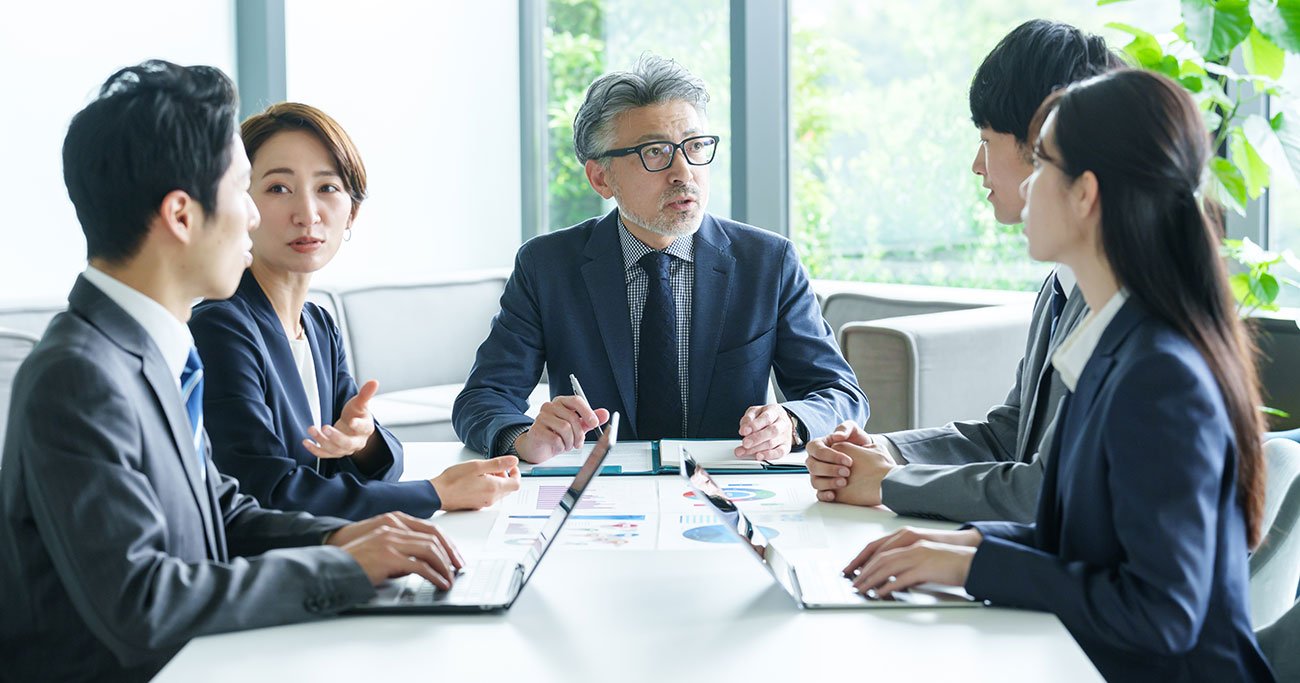 【部下育成】三流リーダーはすぐに「正解」を教えたがり、二流は「ヒント」を与える。では、一流はどうする?