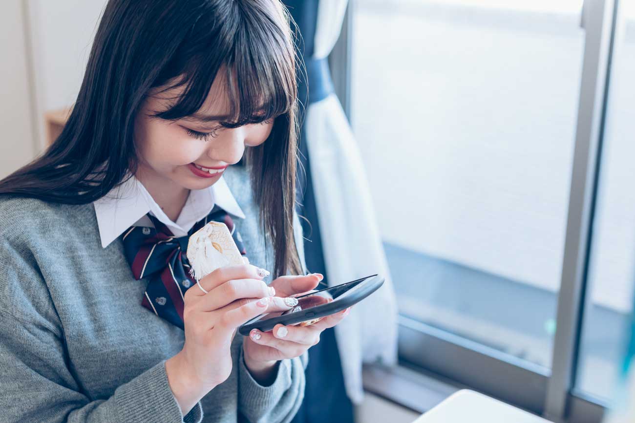 SNSを楽しむ女子高校生