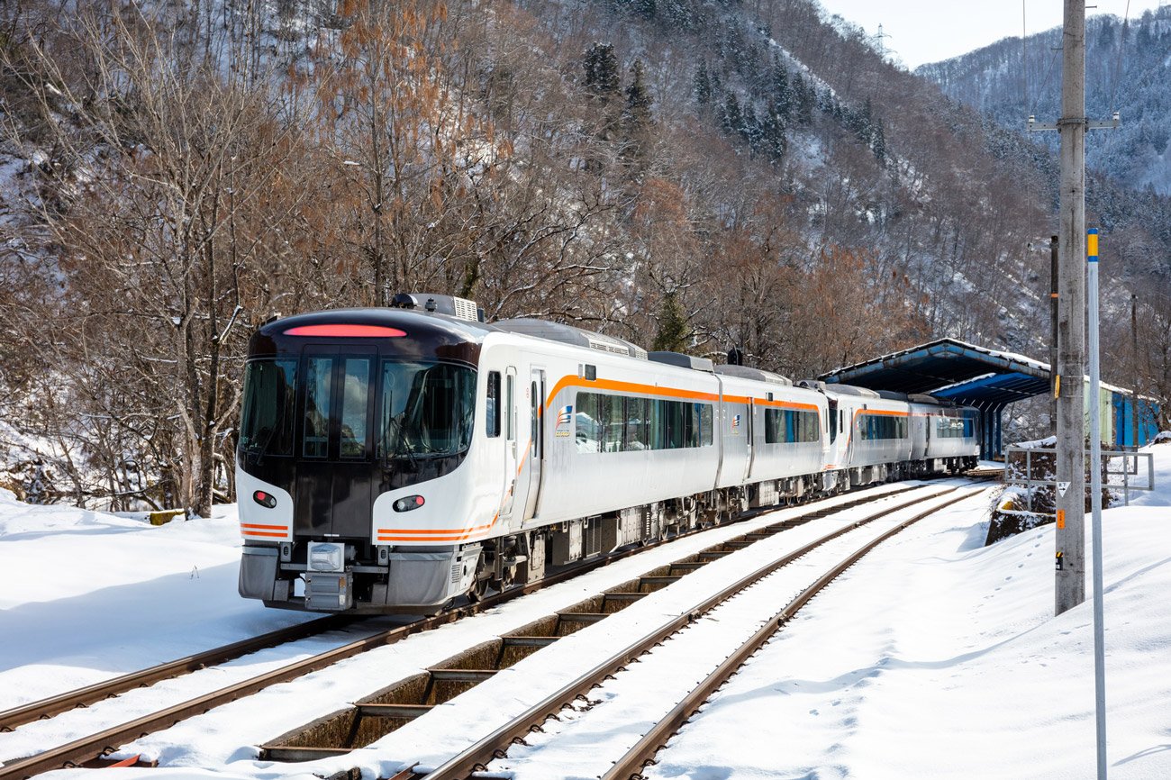 JR高山本線を走行するHC85系気動車