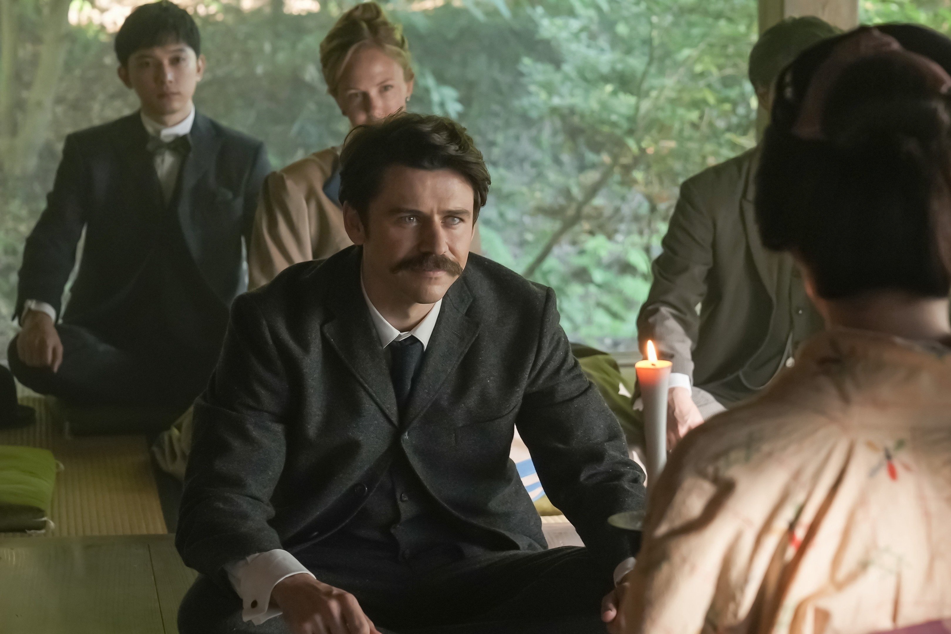 そりゃないでしょ…初対面の相手を「おっちょこちょいのメイド」呼ばわり！気まずい空気でオンナの戦い〈ばけばけ第64回〉