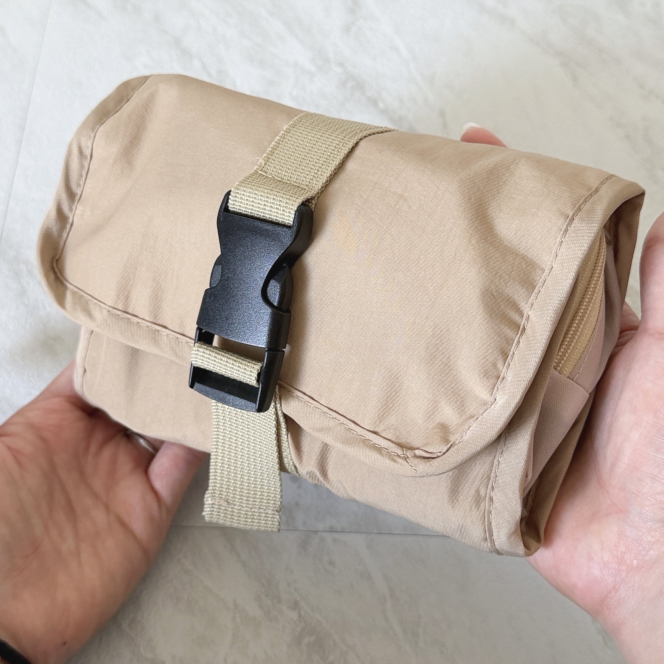 旅行の洗面グッズがまるっと入った！ダイソー姉妹店の「浮かせるポーチ」収納力がスゴいんです！