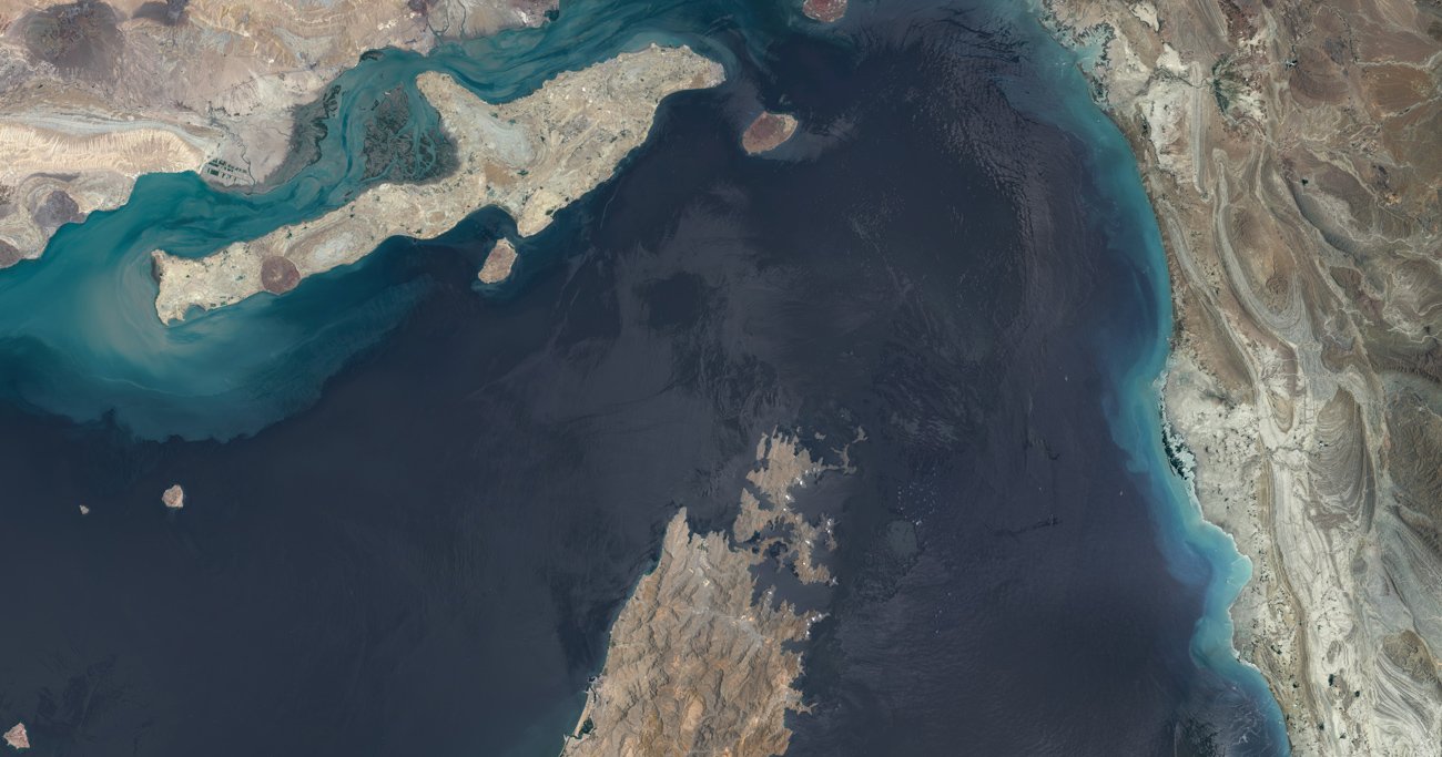 ホルムズ海峡の 広範囲な全景