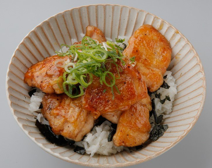 【初心者のための簡単レシピ】忙しい日のささっとランチに「照り焼きチキン丼」