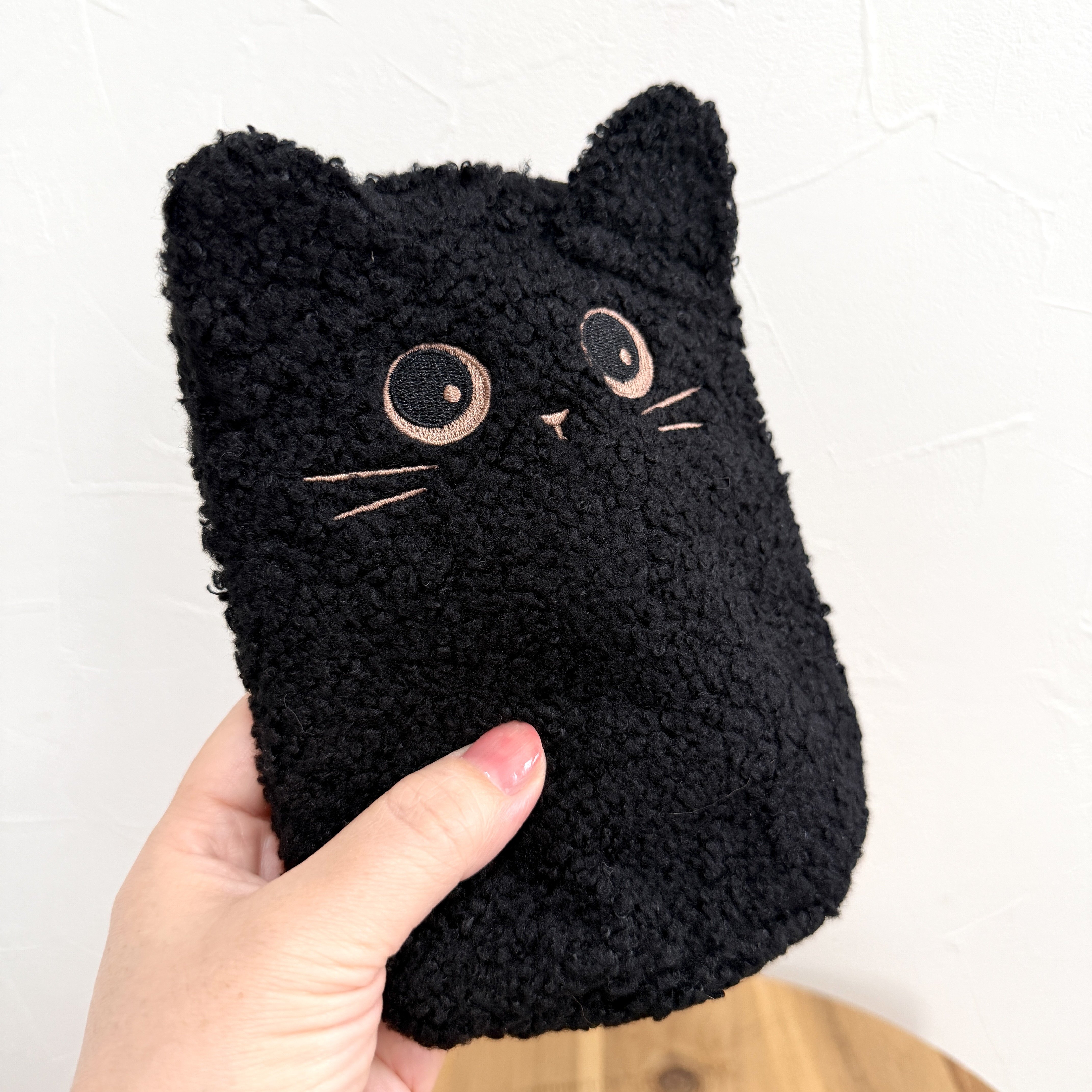 「可愛すぎて捕獲」「迷わずカゴに入れた!」カルディの“猫みたいなモコモコバッグ”ギュッと抱きしめたくなる可愛さ!「即買いしてしまった」《購入レビュー》
