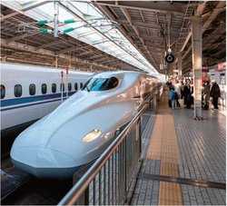 利用者数が落ち込んでいる新幹線。いつもは満席の車内も空席が目立っている。
