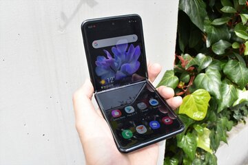 ガラケーさながらの「Galaxy Z Flip」には誰もが使える魅力がある！