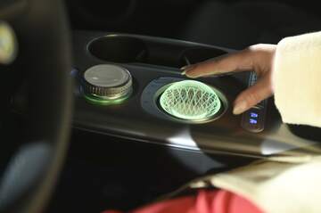 自動車メーカーがシフトレバーを「再定義」 戸惑うドライバー