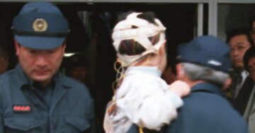 第10サティアンに踏み込んだ警察官が感じた「鼻をつく悪臭」の正体。オウムの子らの劣悪な環境に「ハッキリ言って…」
