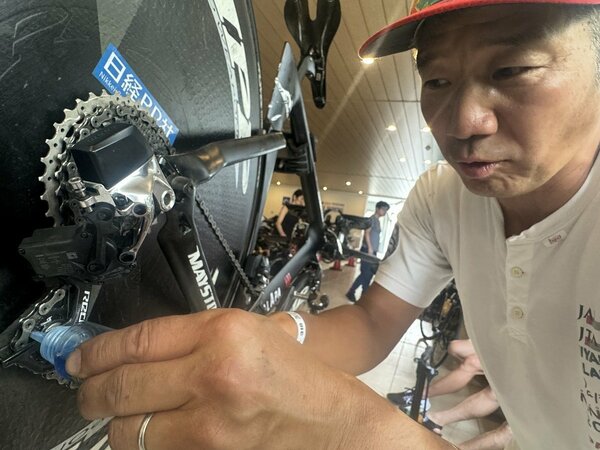 毎年バイクのメインテナンスでお世話になっている伊谷健治くん