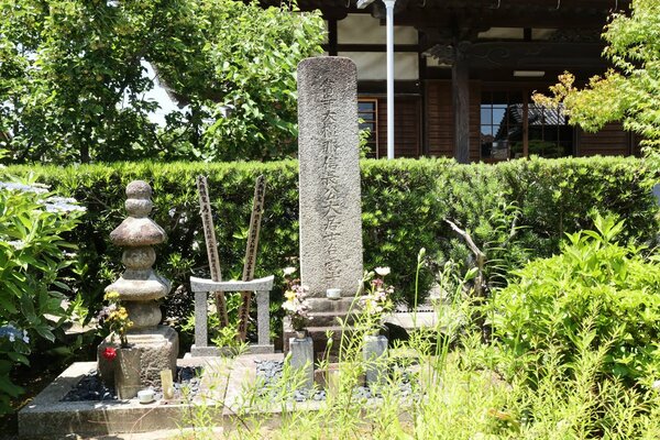 総見院の境内にある信長公一族の墓碑