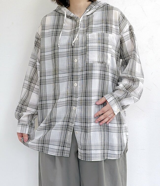 【しまむら】サッと羽織るだけで大人かわいい！1639円の「お尻まで隠せるブラウス」後ろ姿もスッキリ見えて感動！《購入レビュー》
