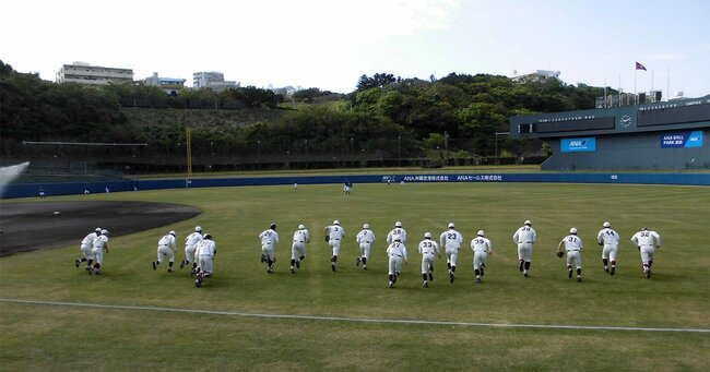 沖縄キャンプで練習を開始する早稲田大学野球部