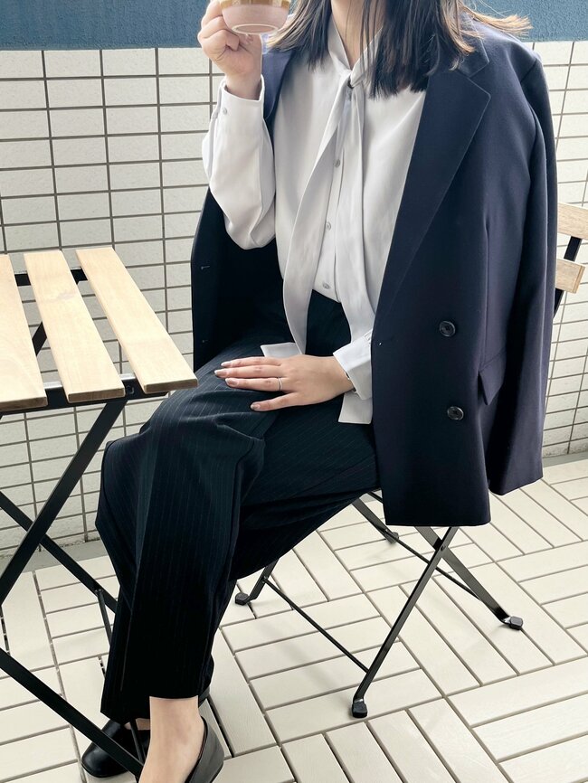 「色違いで2着購入しました」ユニクロの“大人かわいいトップス”たっぷり着回せてコスパ抜群!「着痩せ効果も期待できます」「いい買い物ができました!」