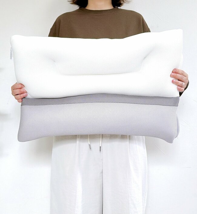 「首や肩が楽になった」ニトリの“2990円まくら”が噂通りの名品だった…！「毎朝肩の軽さにびっくり」「寝つきも良くなった気がします」《購入レビュー》