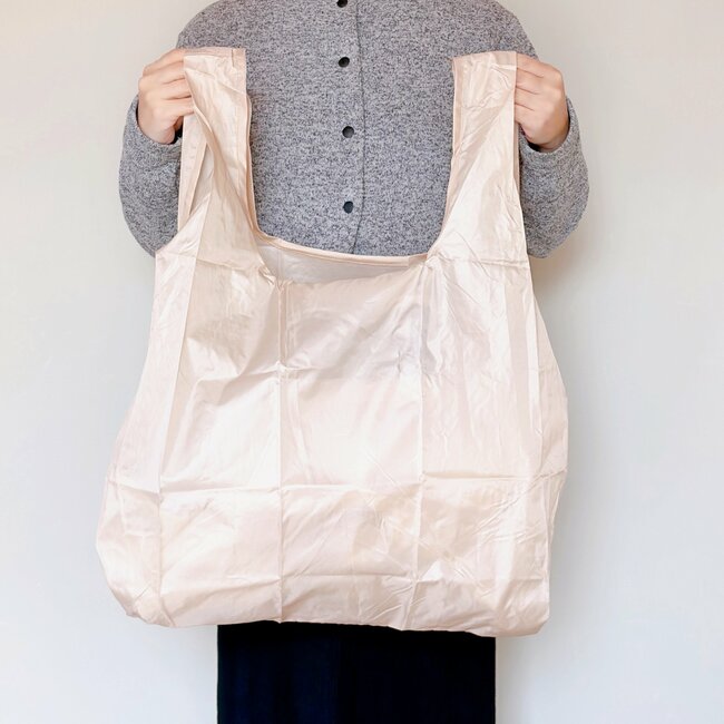 ポシェットいらないじゃん…！ダイソーの「サコッシュみたいに持ち歩けるエコバッグ」身軽に買い物できて嬉しすぎる！