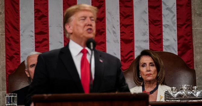 トランプ大統領の一般教書演説を聞くペロシ下院議長