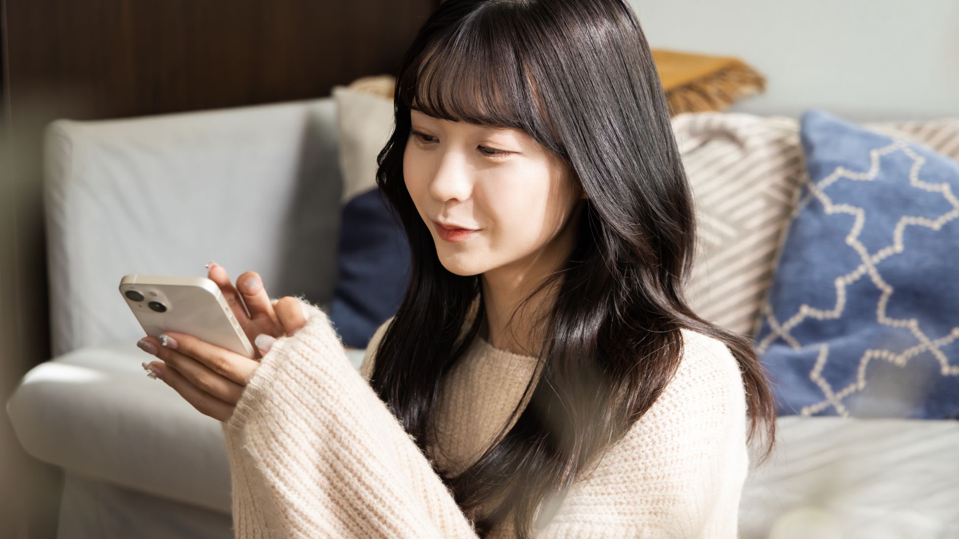 スマホでいいアイデアを探す女性