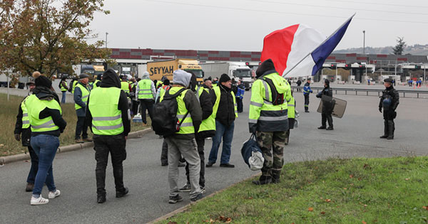 フランスの燃料増税はなぜ暴動を招いた?EU・日本との比較で見える原因