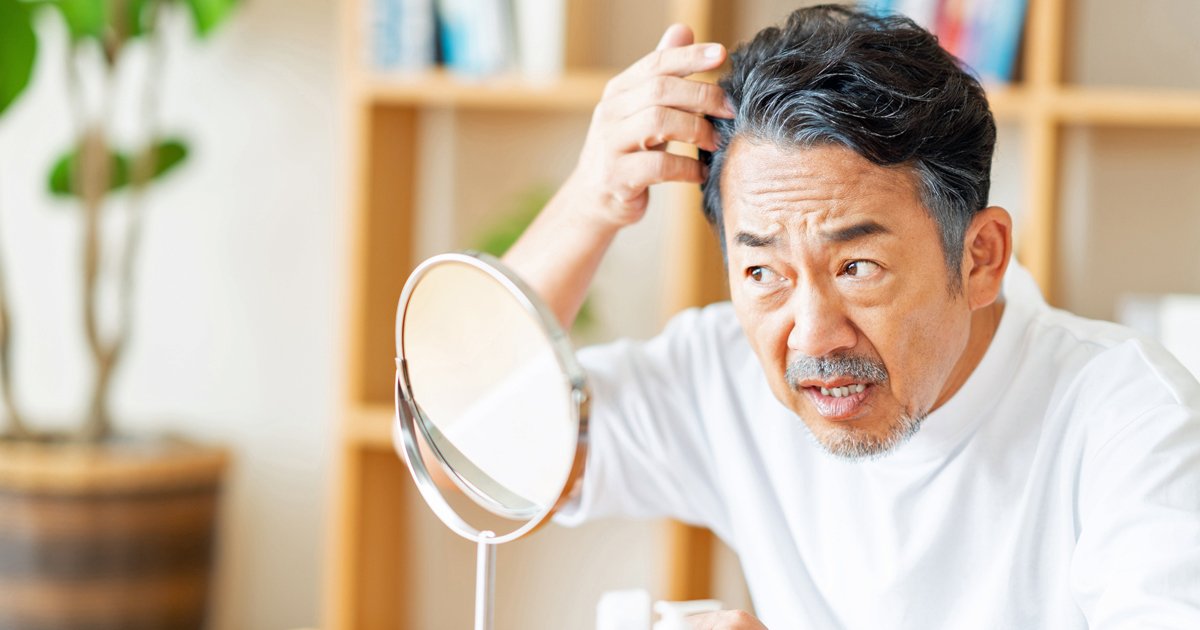 そりゃ老けて見えるわ…現役美容師がおススメしない「白髪の染め方」