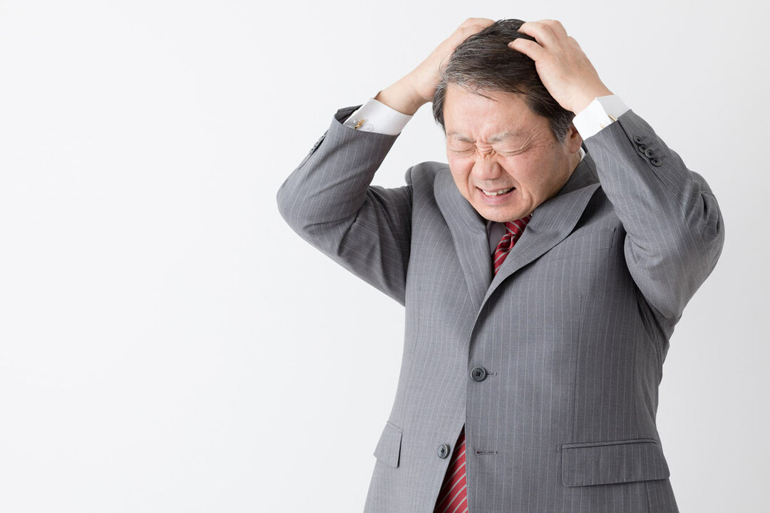頭を抱える男性