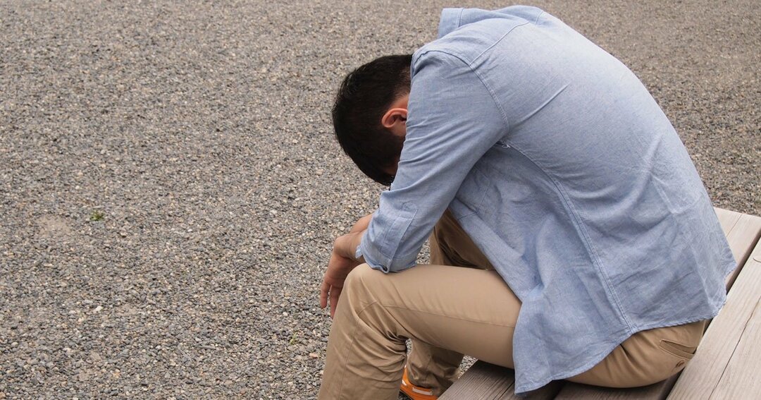 うなだれる男性