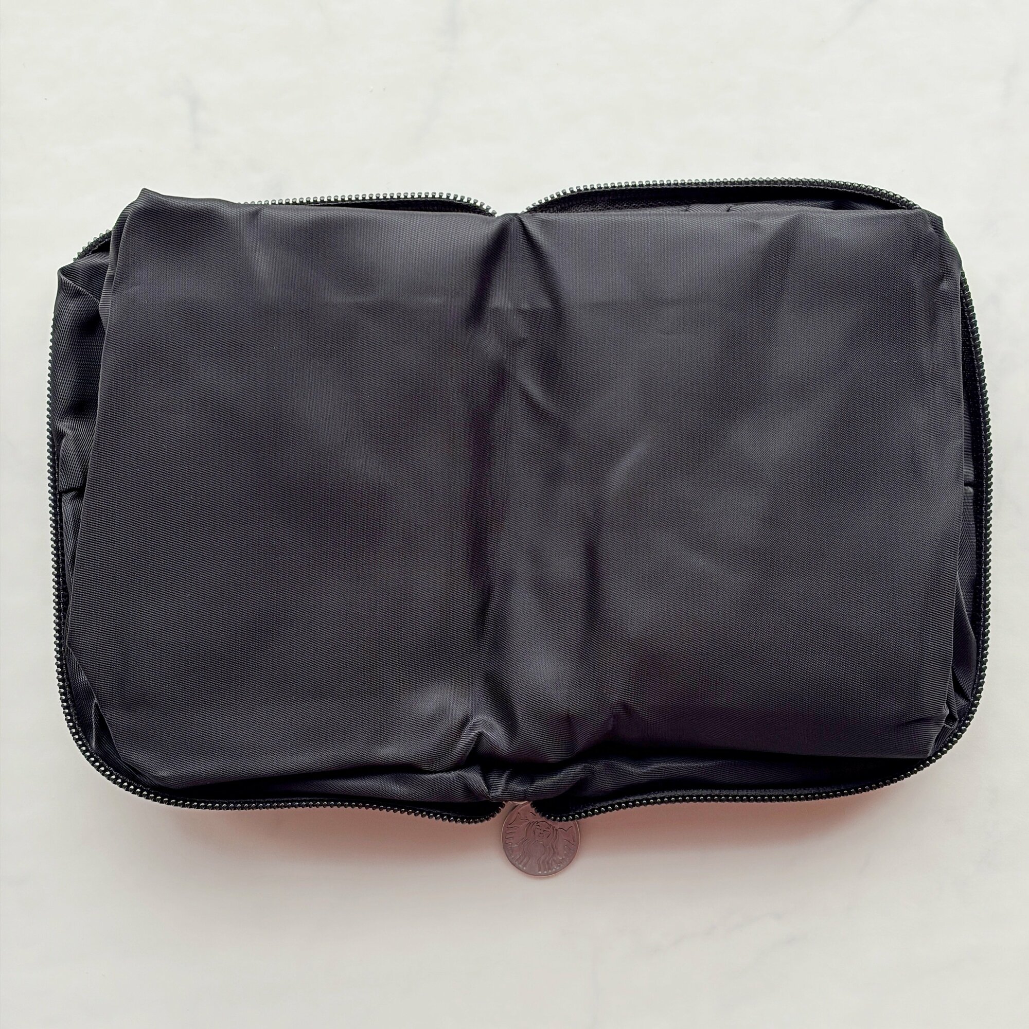 「買い物で毎日使ってます」スターバックスの“ポーチみたいなエコバッグ”スリムに持ち運べて優秀！「たくさん荷物が入ります！」「スタバのロゴがかわいい」