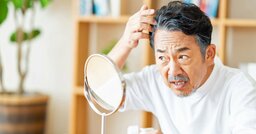そりゃ老けて見えるわ...現役美容師がおススメしない「白髪の染め方」