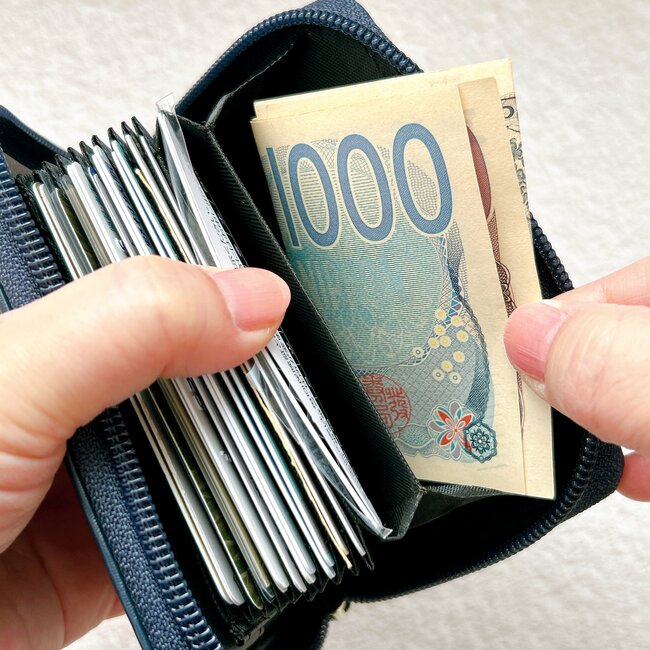 カードや診察券が22枚入る…!ワークマン新作の「980円ミニ財布」ガバッと開いて取り出しやすい!