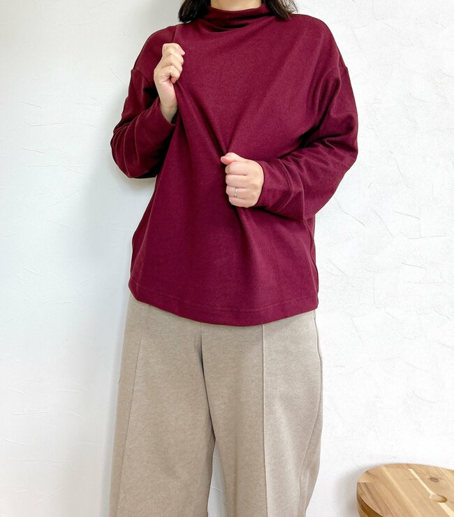 「追加で3色買ってしまいました」ユニクロの“あったかトップス”柔らかな肌触りで、ずっと着ていたくなる！「被った瞬間、ホワホワ」「首もゆったりしていて本当に楽」