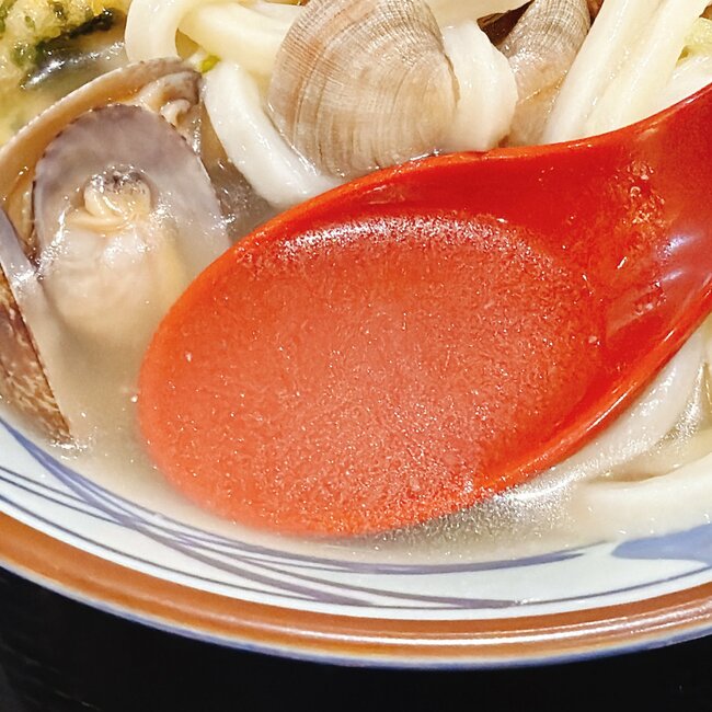 「しばらくランチはリピートする」の声も。丸亀製麺の“豪快すぎるメニュー”旨すぎて汁まで飲み干しちゃった！「好きなものしかのっていない」「1杯で夏を味わえる」《実食レビュー》